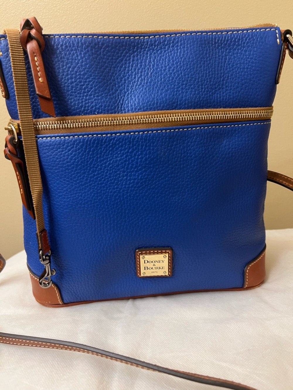 Dooney & Bourke Leather Crossbody EUC - Picture 4 of 16